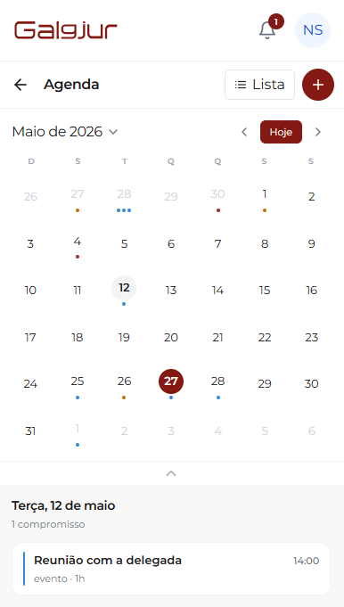 Tela Agenda do app mobile com o calendário do mês de Maio de 2026, dias com marcadores coloridos indicando compromissos, o dia 27 selecionado em vinho, botões Lista e + no topo, e abaixo a lista do dia mostrando o compromisso testeeee às 13:00