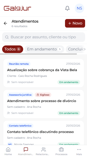 Tela Atendimentos do app mobile com botão + Novo no topo, campo de busca por assunto/cliente/tipo, abas de filtro por status (Todos, Em andamento, Concluído) e cartões de atendimento com tipo, indicador Sigiloso, assunto, cliente/prospect, responsável e status