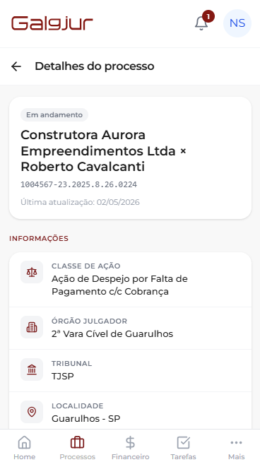 Tela Detalhes do processo no app mobile exibindo badge Em andamento, partes (Construtora Aurora Empreendimentos Ltda x Roberto Cavalcanti), número do processo, data da última atualização e a seção Informações com Classe de ação, Órgão julgador, Tribunal e Localidade