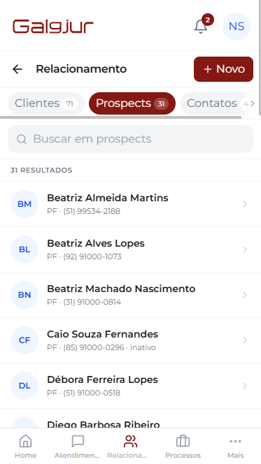 Tela Relacionamento do app mobile com botão + Novo no topo, abas Clientes, Prospects (selecionada com 31) e Contatos, campo de busca, e lista de prospects com avatar de iniciais, nome, tipo PF e telefone de cada pessoa