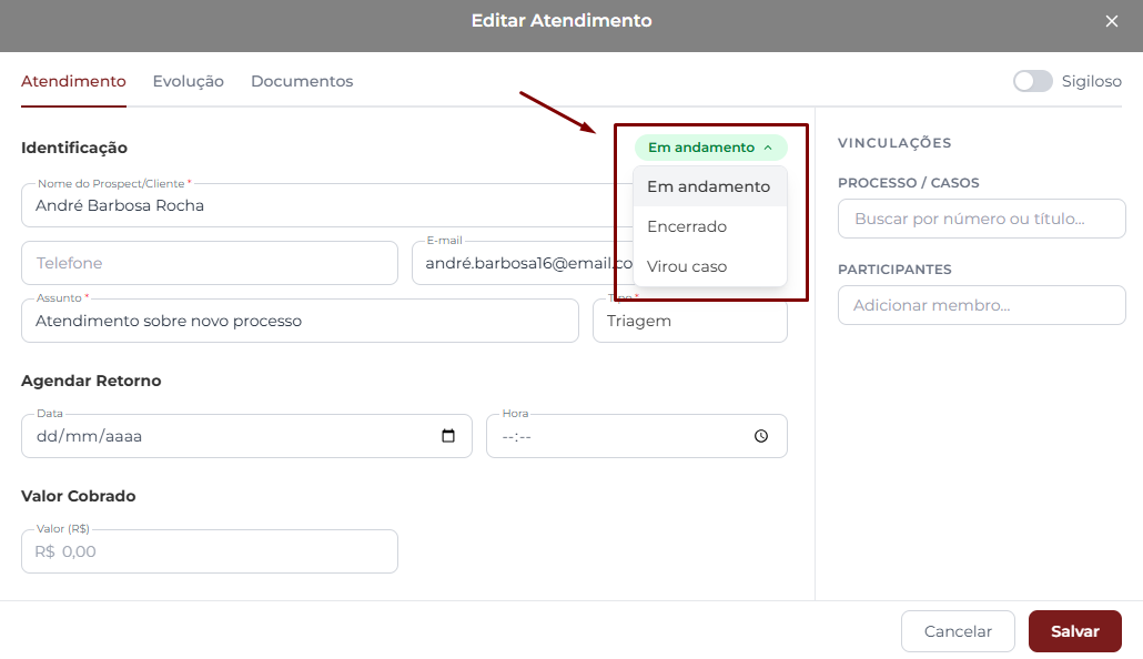 Janela de Editar Atendimento com o seletor de status aberto no topo direito do formulário, exibindo as três opções: Em andamento, Encerrado e Virou caso