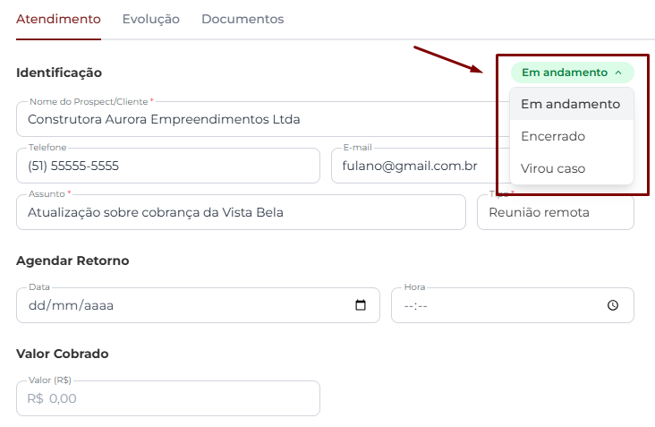 Bloco Identificação da janela Editar Atendimento com o badge Em andamento clicado, exibindo o dropdown aberto com as três opções de status: Em andamento, Encerrado e Virou caso