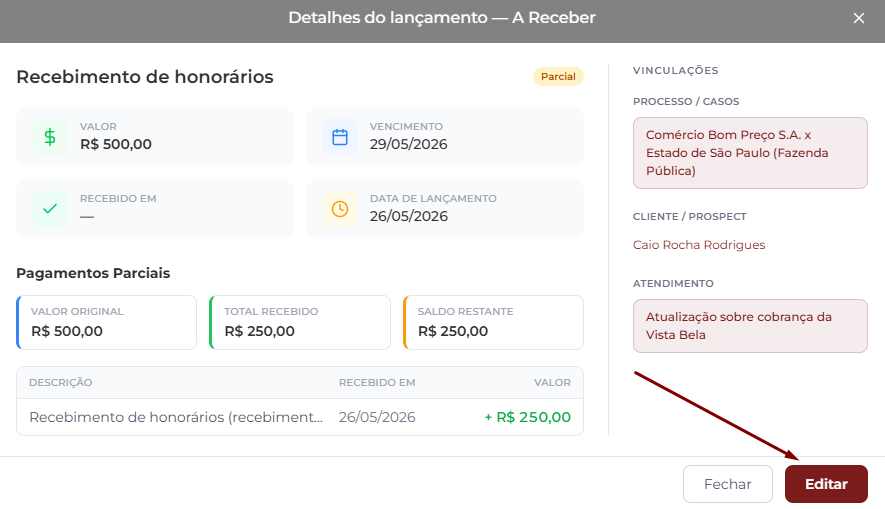 Janela Detalhes do lançamento — A Receber exibindo o título Recebimento de honorários com badge Parcial, cards de Valor R$ 500,00, Vencimento 29/05/2026, Recebido em e Data de lançamento; bloco Pagamentos Parciais com Valor original R$ 500,00, Total recebido R$ 250,00 e Saldo restante R$ 250,00; tabela com a baixa do dia 26/05/2026 no valor de R$ 250,00; coluna lateral Vinculações com Processo/Casos, Cliente/Prospect e Atendimento; botões Fechar e Editar destacado no rodapé