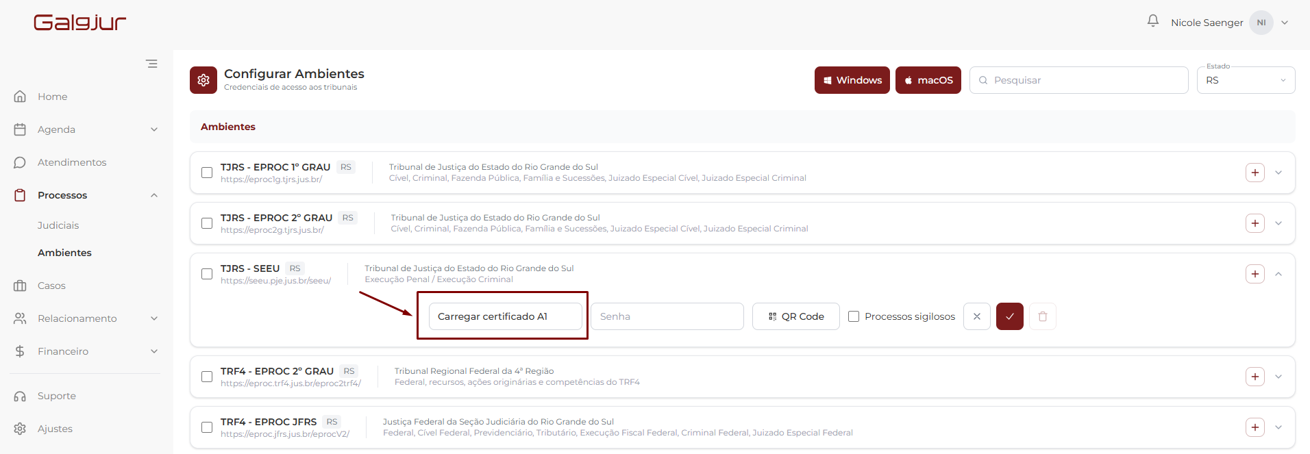 Tela Configurar Ambientes com o ambiente TJRS - SEEU expandido, exibindo no lugar do campo Usuário o botão Carregar certificado A1, ao lado dos campos Senha, QR Code, checkbox Processos sigilosos e botões de ação