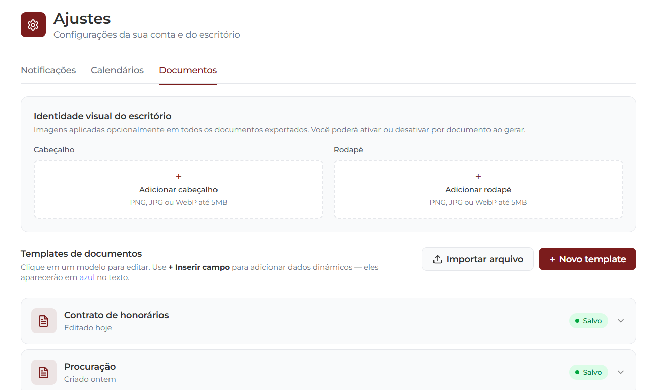 Aba Documentos dentro de Ajustes exibindo o título Templates de documentos, botão + Novo template no canto direito e três cards: Contrato de honorários, Procuração e Declaração de hipossuficiência, cada um com badge verde Salvo e chevron para expandir