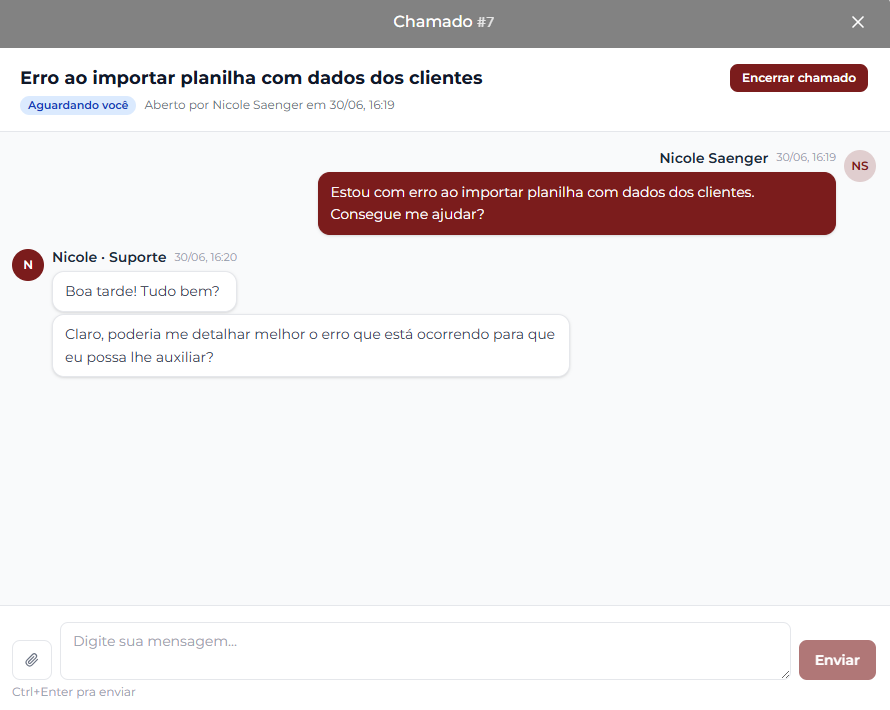Modal Chamado #7 com cabeçalho cinza, título Erro ao importar planilha com dados dos clientes, badge Aguardando você em azul claro, informação Aberto por Nicole Saenger em 30/06, 16:19 e botão Encerrar chamado em vinho. Timeline com mensagem do cliente em balão vinho à direita (Estou com erro ao importar planilha...) e duas respostas consecutivas do Suporte em balões brancos à esquerda. No rodapé, ícone de clipe, campo Digite sua mensagem, botão Enviar e dica Ctrl+Enter pra enviar.