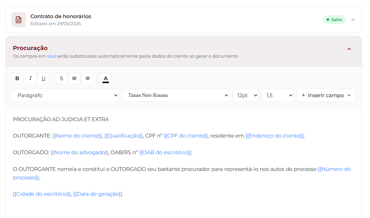 Card colapsado do Contrato de honorários (Editado em 29/05/2026) seguido do template Procuração expandido, exibindo o aviso Os campos em azul serão substituídos automaticamente pelos dados do cliente ao gerar o documento, toolbar com B/I/U/S/alinhamento/cor, seletores Parágrafo, Times New Roman, 12pt, 1,5 e + Inserir campo, e o texto da Procuração ad judicia et extra com placeholders em azul: Nome do cliente, Qualificação, CPF do cliente, Endereço do cliente, Nome do advogado, OAB do escritório, Número do processo, Cidade do escritório e Data de geração