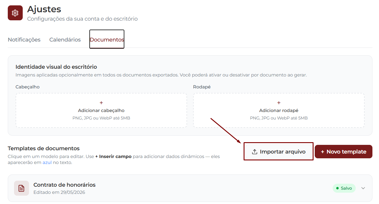 Aba Documentos em Ajustes exibindo o card Identidade visual do escritório no topo e a seção Templates de documentos abaixo, com o botão Importar arquivo destacado em vermelho no canto superior direito ao lado do botão + Novo template em vinho