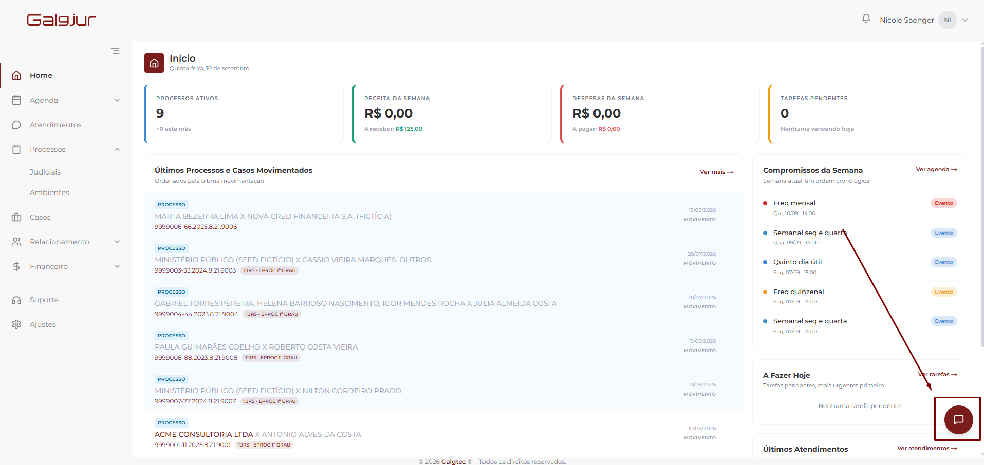 Tela Início do Galgjur com o menu lateral (Home, Agenda, Atendimentos, Processos, Casos, Relacionamento, Financeiro, Suporte e Ajustes), os cards de Processos ativos, Receita e Despesas da semana e Tarefas pendentes no topo, a lista de Últimos Processos e Casos Movimentados à esquerda e os painéis Compromissos da Semana e A Fazer Hoje à direita. No canto inferior direito, o botão redondo vinho do chat com o ícone de balão de conversa.
