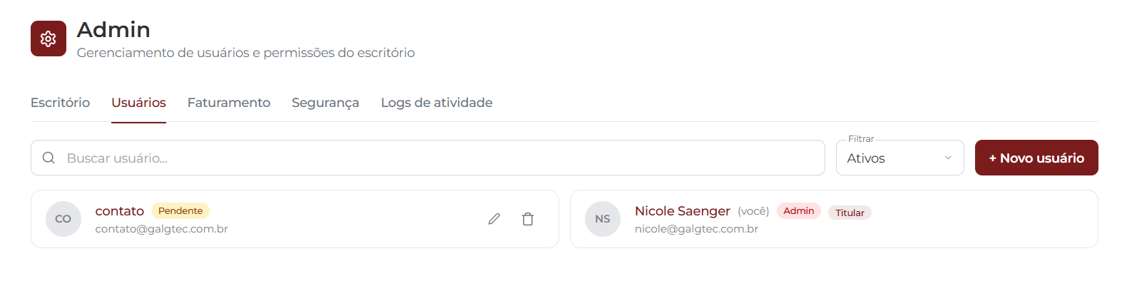 Tela Admin na aba Usuários, com o campo Buscar usuário, o filtro Filtrar em Ativos e o botão + Novo usuário no topo; abaixo, dois cards de usuário — um com o badge Pendente e ícones de editar e remover, e outro marcado como (você), Admin e Titular