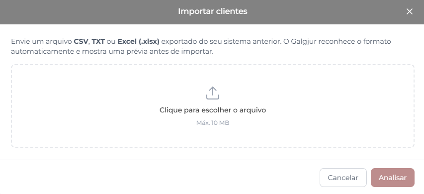 Janela Importar clientes com a instrução 'Envie um arquivo CSV, TXT ou Excel (.xlsx) exportado do seu sistema anterior. O Galgjur reconhece o formato automaticamente e mostra uma prévia antes de importar', área pontilhada central com o texto 'Clique para escolher o arquivo' (Máx. 10 MB), e botões Cancelar e Analisar no rodapé