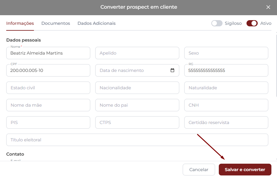 Janela Converter prospect em cliente exibindo a aba Informações com seção Dados pessoais (Nome, Apelido, Sexo, CPF, Data de nascimento, RG, Estado civil, Nacionalidade, Naturalidade, Nome da mãe, Nome do pai, CNH, PIS, CTPS, Certidão reservista, Título eleitoral). Opções de ativar e desativar Sigiloso e Ativo no topo direito. Botões Cancelar e Salvar e converter destacado em vermelho no rodapé