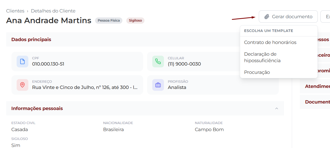 Cabeçalho da tela Detalhes do Cliente Ana Andrade Martins (Pessoa Física, Sigiloso) com o botão Gerar documento destacado no topo direito e o dropdown aberto exibindo Escolha um template com as opções Contrato de honorários, Declaração de hipossuficiência e Procuração