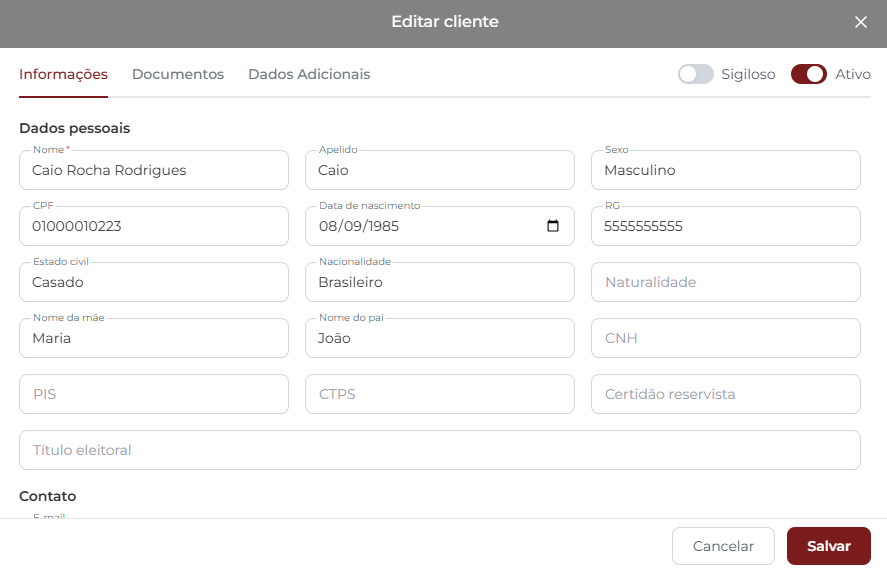 Janela Editar cliente exibindo a aba Informações ativa com os campos da seção Dados pessoais preenchidos (Nome, Apelido, Sexo, CPF, Data de nascimento, RG, Estado civil, Nacionalidade, Nome da mãe, Nome do pai e demais documentos). Opções de ativar e desativar Sigiloso (desligado) e Ativo (ligado) no topo direito, e botões Cancelar e Salvar no rodapé