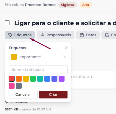 Painel de Etiquetas aberto na janela da tarefa, mostrando a etiqueta Importante! existente, o formulário para criar nova etiqueta com campo Nome e paleta de 10 cores predefinidas, com botões Cancelar e Criar